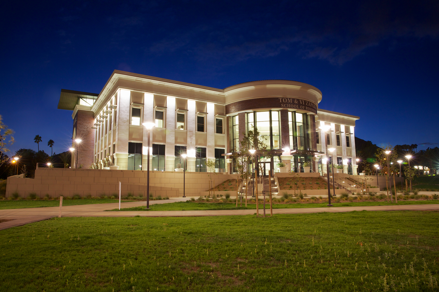 Students visiting La Sierra University's campus
